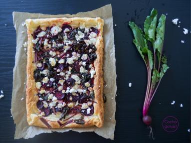 Tarta z ciasta francuskiego z botwinką i kozim serem