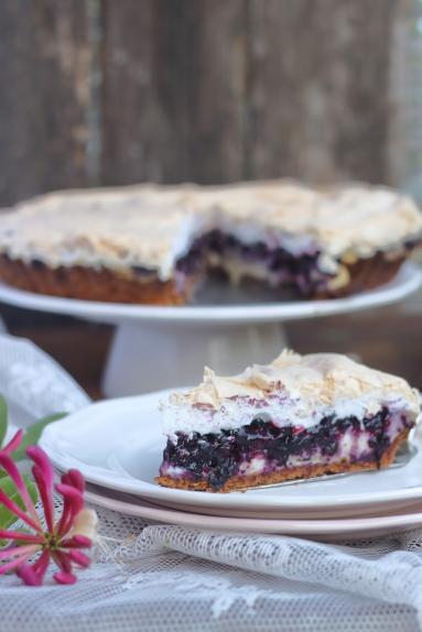 Tarta z jagodami, budyniem i bezą