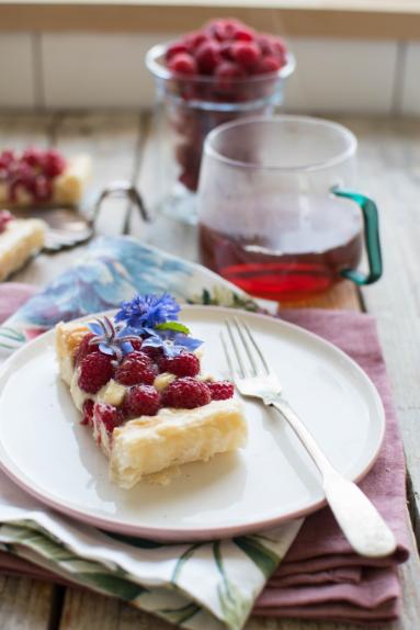 Tarta z kremem mascarpone i malinami