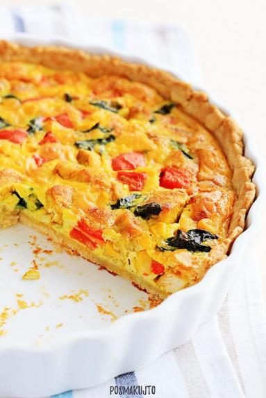 Tarta z kurczakiem curry, papryką, szpinakiem i kukurydzą