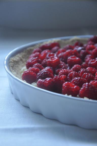 Tarta z malinami i białą czekoladą