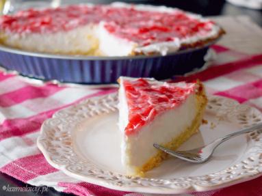 Tarta z nadzieniem z serka śmietankowego i truskawkami 