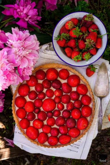 Tarta z panna cottą i truskawkami