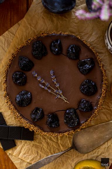 Tarta z suszonymi śliwkami i czekoladą