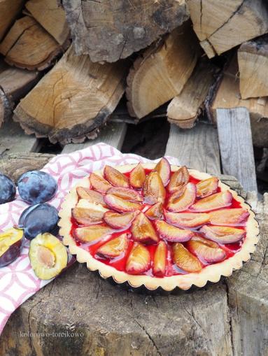 Tarta ze śliwkami i kremem patissiere