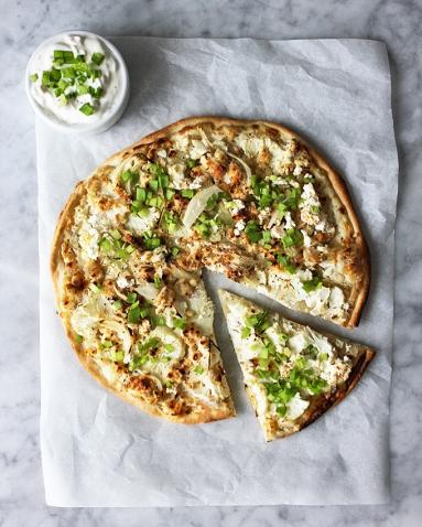 Tarte Flambée – alzacka tarta ze śmietaną, cebulą, kalafiorem i wędzonym twarogiem