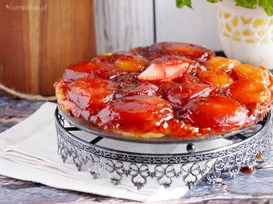 Tarte Tatin z jabłkami i truskawkami 