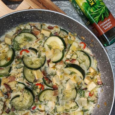 Tofu w sosie boczkiem i cukinią