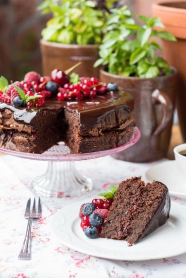 Torcik „brownie” z migdałami i malinami