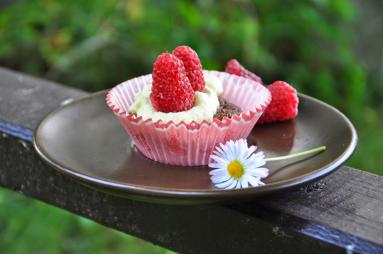 Torciki na jeden kęs, czyli orzechowe mini brownies z miętowym kremem oraz malinami