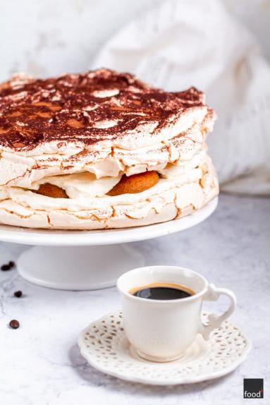 Tort bezowy tiramisu, idealny na każdą okazję