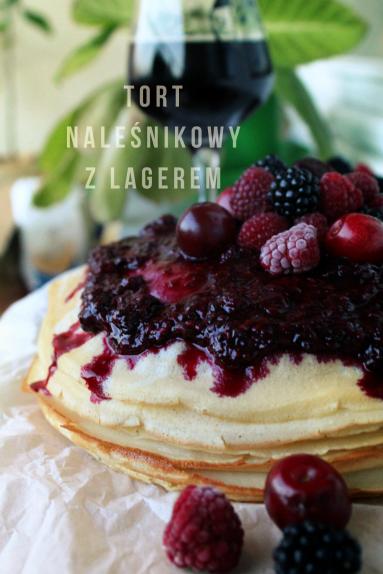 Tort naleśnikowy z mascarpone i owocami, podany z lagerem