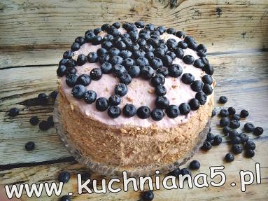 TORT Z BITĄ ŚMIETANĄ, BORÓWKAMI AMERYKAŃSKIMI I FRUŻELINĄ TRUSKAWKOWĄ (CAKE WITH WHIPPED CREAM, BLUEBERRY AND STRAWBERRY JAM)