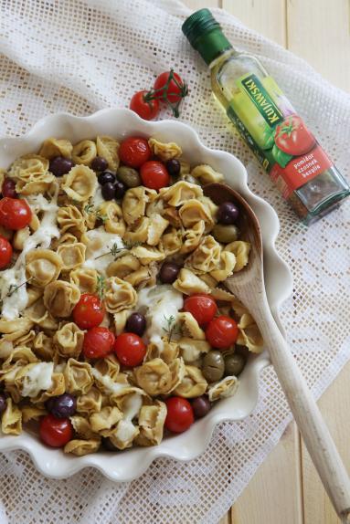 Tortellini z kolorowymi oliwkami i mozzarellą