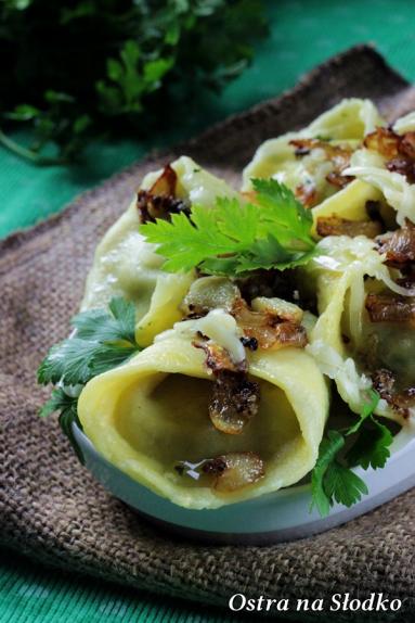 Tortellini ze szpinakiem, ricottą i prażonymi orzechami