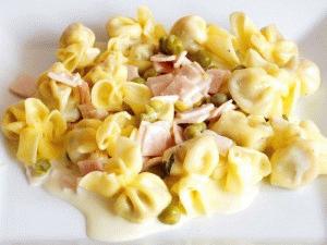 Tortellinii z szynką i groszkiem w sosie śmietanowym