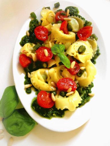 Tortelloni z zielonym pesto i warzywami