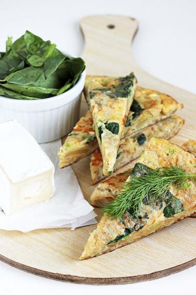 Tortilla de patatas z kozim serem i szpinakiem