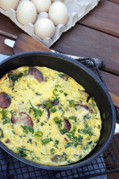 Tortilla hiszpańska z ziemniakami, szpinakiem i chorizo