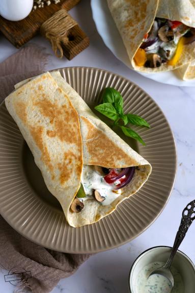 Tortilla z pieczonymi warzywami i serem halloumi