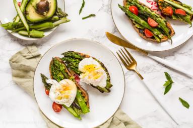 Tosty z batatów z awokado i szparagami z jajkiem w koszulce – keto tosty bezglutenowe, paleo