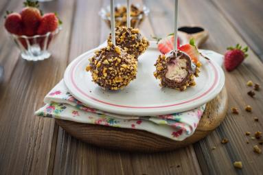 Truskawkowe sernikowe cake pops