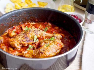 Udka kurczaka z pieczarkami i papryką w słodkim sosie winnym / Chicken legs in sweet wine sauce with peppers and mushrooms