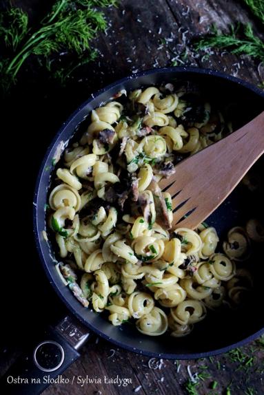 Uszka z pieczarkami w sosie śmietanowym z parmezanem