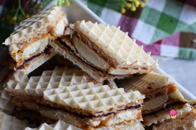 Wafel z kajmakiem, biszkoptami i dżemem z czarnej porzeczki