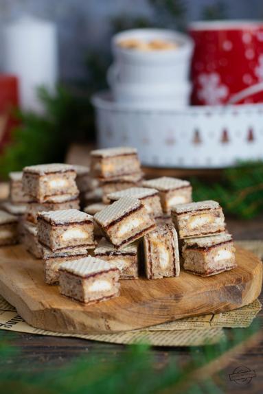 Wafle z masą orzechową, powidłami i mini biszkoptami