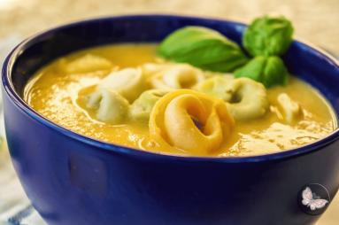 Warzywna zupa-krem z tortellini