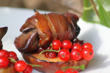 Wątróbka w plastrach boczku z grilla z grillowanym jabłkiem i pikantnym sosem porzeczkowym