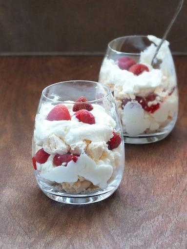 Wegański eton mess na Dzień Matki Karmiącej