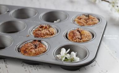 Wegańskie muffinki z gruszką i rabarbarem