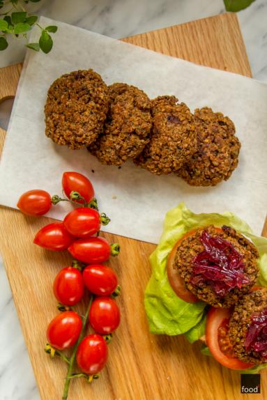 Wegeburgery z kaszy gryczanej z wędzoną śliwką podawane z lemoniadą pietruszkową