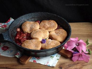 Wieczór panieński po duńsku i cobbler. Rabarbarowo-miodowy