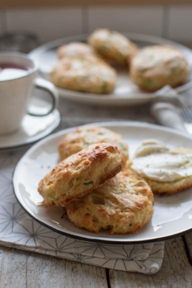 Wytrawne “bułeczki” scones z cebulką i serem