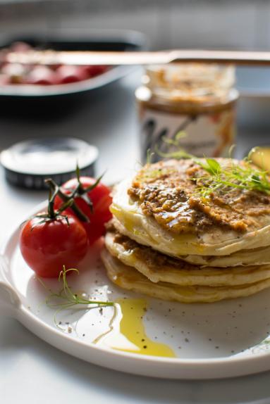 Wytrawne panejki z cheddarem, dymką i pastami warzywnymi