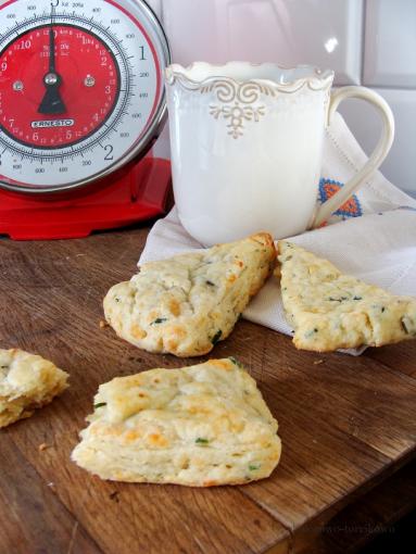 Wytrawne scones ze szczypiorkiem i oliwkami