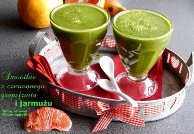 Zielome smoothie z czerwonego grapefruita i jarmużu