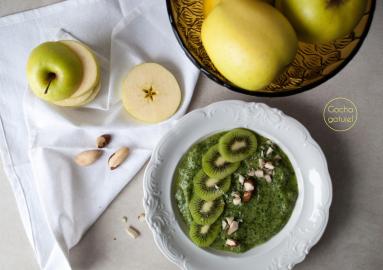 Zielone smoothie ze szpinaku, banana, jabłka i kiwi