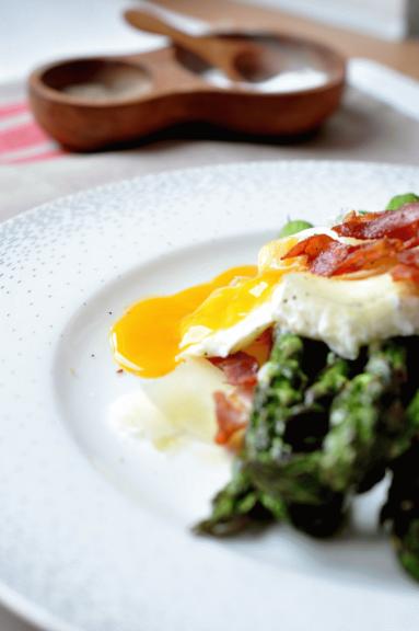 Zielone szparagi z jajkiem w koszulce, szynką i parmezanem