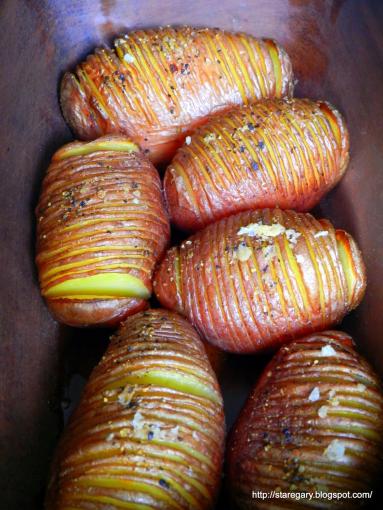 Ziemniaki Hasselback pieczone w garnku rzymskim