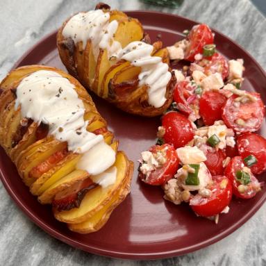 Ziemniaki Hasselback z boczkiem + sałatka