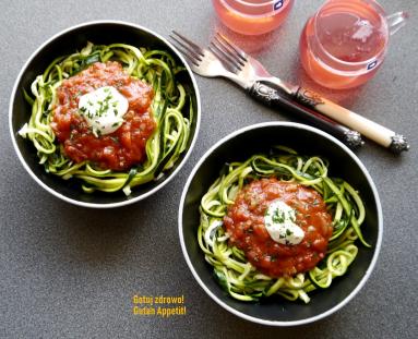 Zoodles z cukinii z sosem pomidorowym