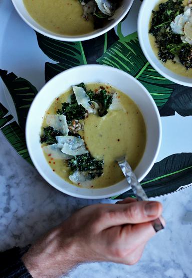 Zupa porowo-ziemniaczana z chipsami z jarmużu i parmezanem