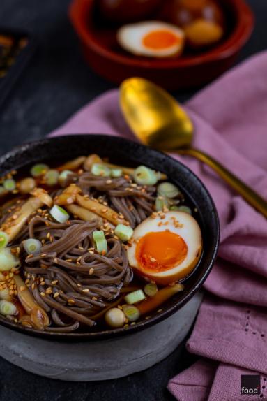 Zupa z pastą miso, makaronem soba, grzybami shimeji i jajkiem nitamago