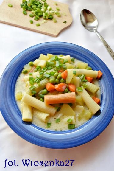 Zupa z zielonym groszkiem i kolorowym makaronem